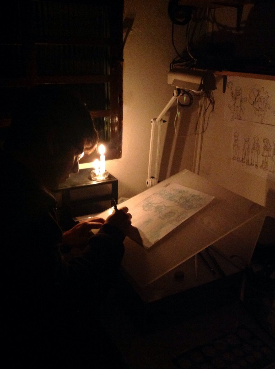 michelborgess's tweet photo. Encontrei uma foto minha desenhando "Combo Rangers: Somos Humanos" a luz de velas durante uma queda de energia em 2014! #comborangers #manga #comicbooks #tokusatsu #ilustyração #historiasemquadrinhos #hqnacional https://t.co/URbV4P7WMB