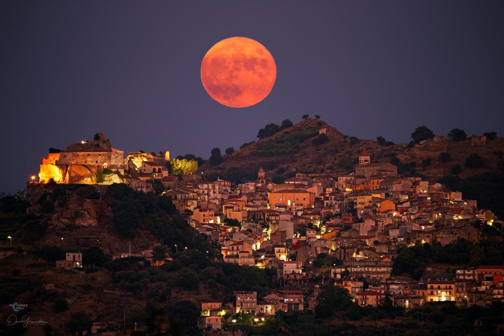nasapod's tweet photo. Harvest Moon over Sicily
Source: https://t.co/LElngXQxXg
#HarvestMoon #FullMoon #SeptemberMoon #NightPhotography #AstronomyPhotography #CastiglioneDiSicilia #Sicily #Italy #Telephoto #AutumnEquinox #LandscapePhotography #NightSky #Moonrise #HarvestMoon2022 #APOD https://t.co/gOpQHDxlTN