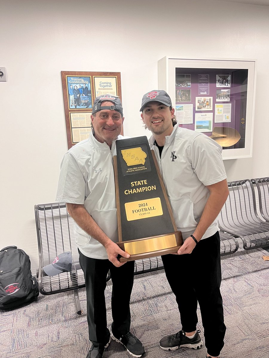 bill_capaldo's tweet image. It took 22 years, 18 at NP, and well worth the wait! State Champions! The perfect season, 13-0! The players, coaches, school, community, parents and fans got one heck of a fall! Doing it with my son @AnthonyCapaldo and my brother Chris makes it even more special! Comets are #1 🏆