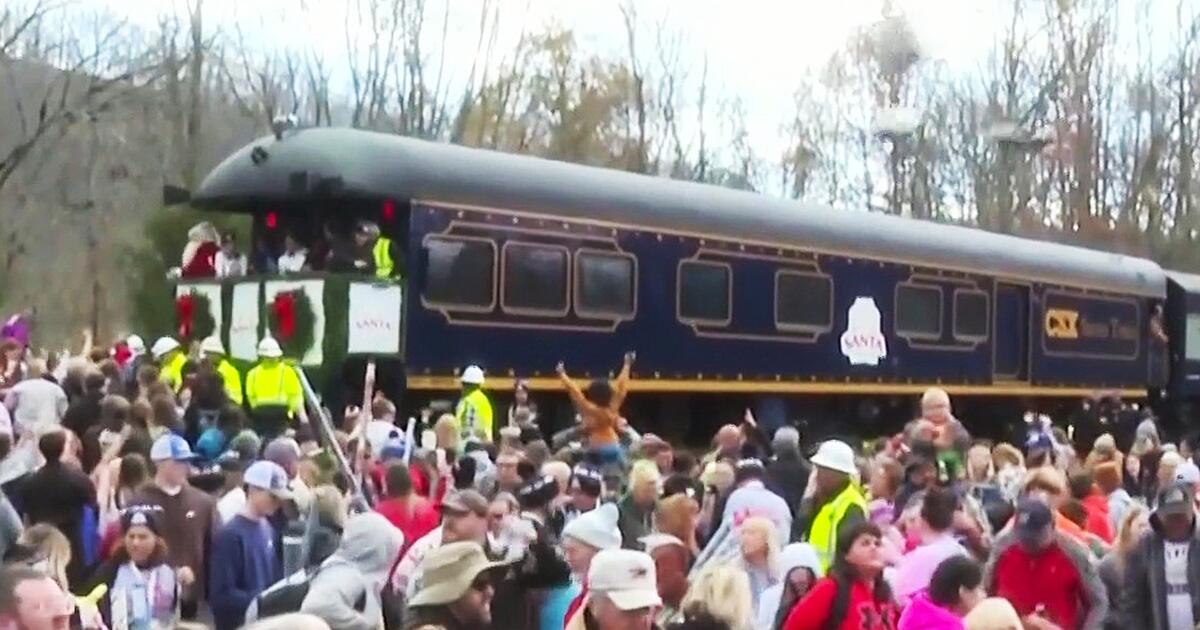 hoydia's tweet image. 🚂🎄 ¡El tren de Santa C-S-X inicia su viaje 82 repleto de regalos y juguetes! 🎁🎅 ¡Un recorrido lleno de magia navideña! #EspírituNavideño #SantaTrain trib.al/XpgRUiw