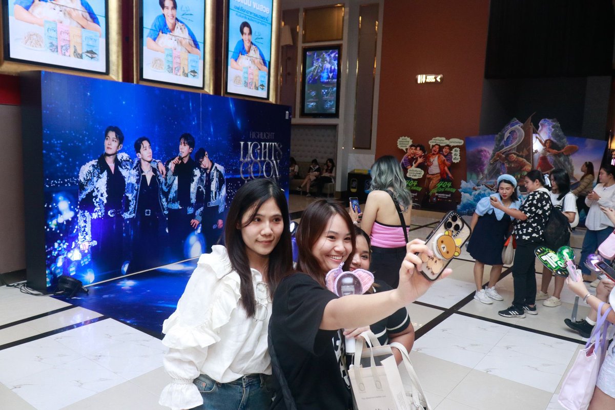 MajorGroup's tweet photo. ยังถ่ายรูปกับ 4 หนุ่มไฮไลท์ได้ถึงพรุ่งนี้ ที่บริเวณชั้น 6 พารากอน ซีนีเพล็กซ์

ไปร้องเพลงกันให้สุดเสียงสมกับความคิดถึงได้ในภาพยนตร์คอนเสิร์ต HIGHLIGHT : LIGHTS GO ON AGAIN ฉลองครบรอบ 15 ปีของ 4 หนุ่มไฮไลท์

แล้วอย่าลืมแลกของพรีเมียมที่จุดแลก รับไปเลย 5 ชิ้น!! แลกได้ถึงวันที่ 24 พฤศจิกายนเท่านั้น

🎁1. Post Card 1 ชิ้น
🪪2. Photocard รูปเมมเบอร์จำนวน 4 ชิ้น! ครบ set กันไปเลย!

ยังไม่มีตั๋ว คลิกเลย! : https://t.co/poRAdGUDsM

#เอวี่เดย์แอมช็อคกับเมเจอร์
#하이라이트 #HIGHLIGHT
#LIGHTS_GO_ON_AGAIN_IN_CINEMA