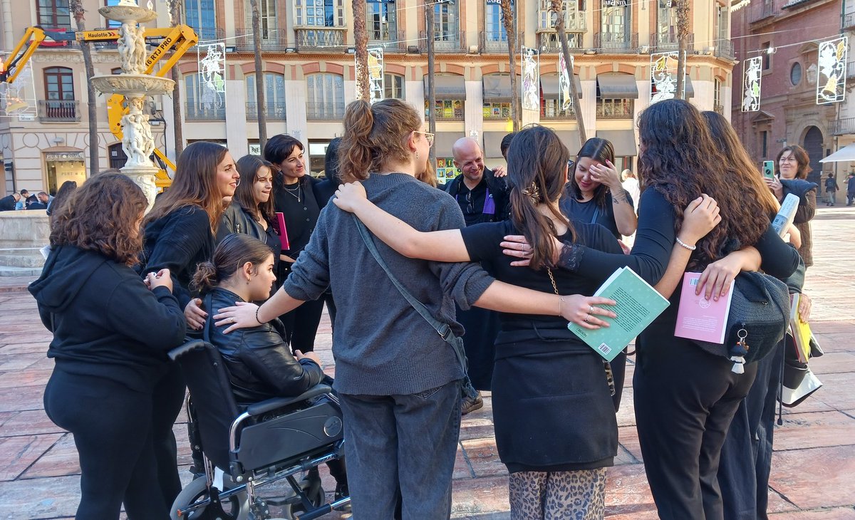 Prodiversa's tweet image. Performance @Prodiversa con motivo del #25N en el centro de la ciudad de #Málaga con #artivismo.
El empoderamiento femenino frente a las Violencias Machistas.
#ViolenciaDeGenero #mujer
Verónica Ruth Frías.