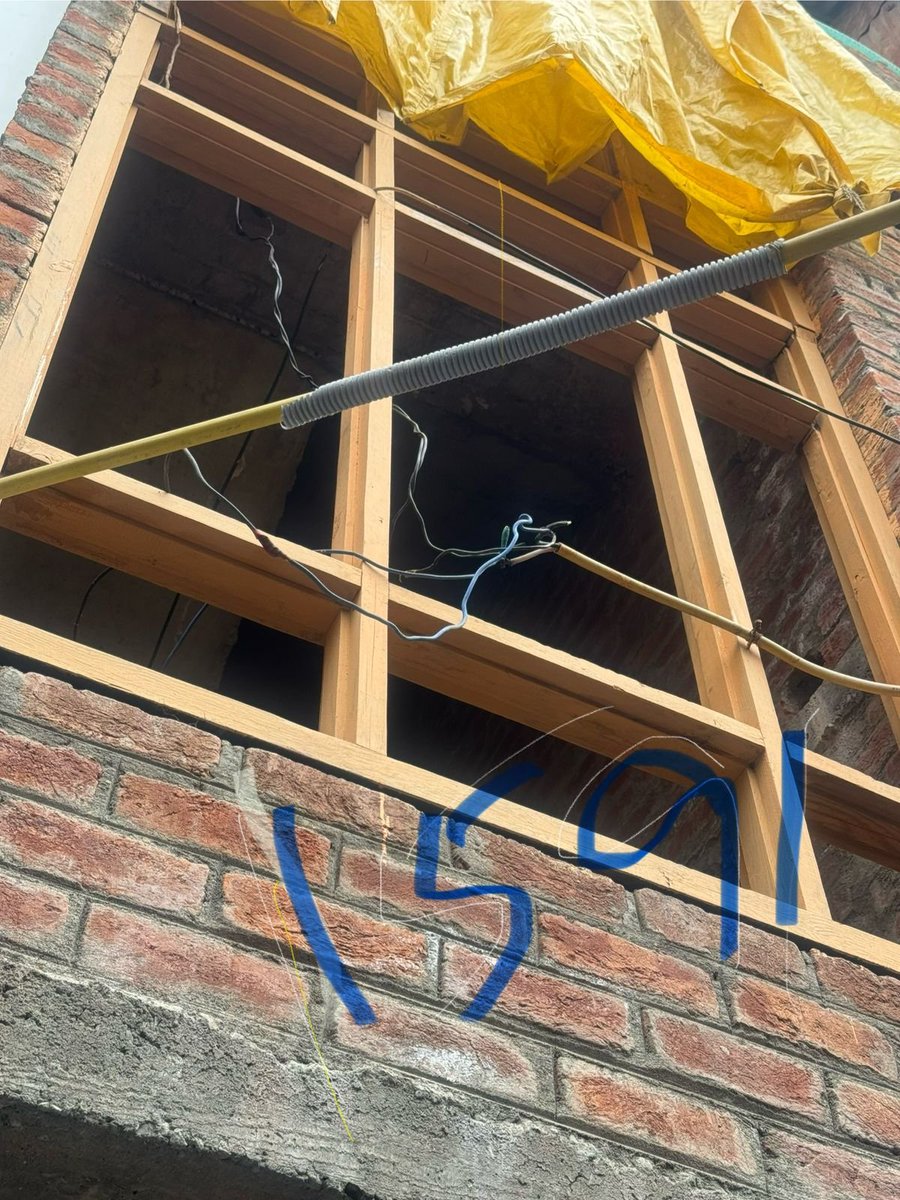 kpdcloffice's tweet photo. In order 2 protect DTs from damage, #ESD📍Dalgate, has intensified inspection drives &amp; removed dangling window wires on bare conductor. Several consumers booked: Er. Rafiq Ahmad, SDO.  
@diprjk @OfficeOfLGJandK @nasirsogami @DullooAtal @MinOfPower @GreaterKashmir @mussarat_zia https://t.co/dEMG7qBWZU