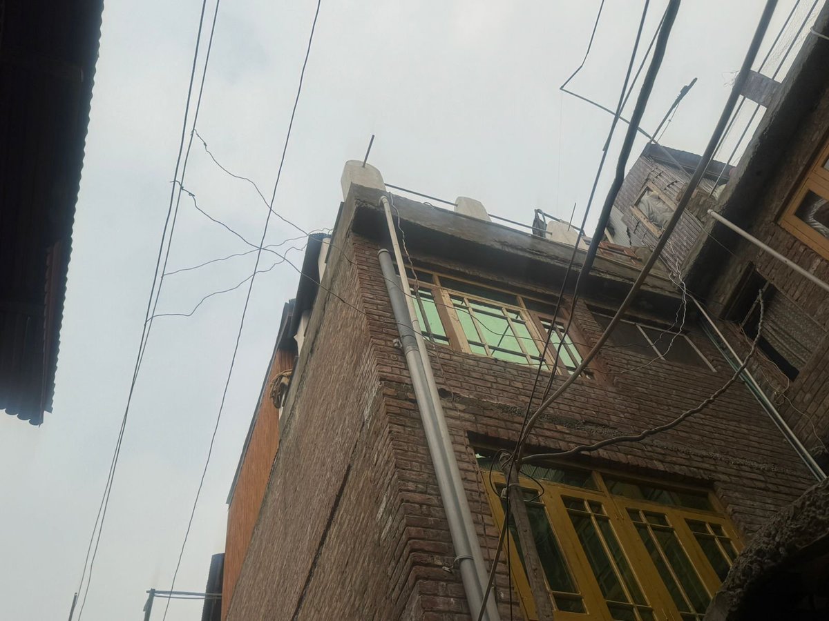 kpdcloffice's tweet photo. In order 2 protect DTs from damage, #ESD📍Dalgate, has intensified inspection drives &amp; removed dangling window wires on bare conductor. Several consumers booked: Er. Rafiq Ahmad, SDO.  
@diprjk @OfficeOfLGJandK @nasirsogami @DullooAtal @MinOfPower @GreaterKashmir @mussarat_zia https://t.co/dEMG7qBWZU