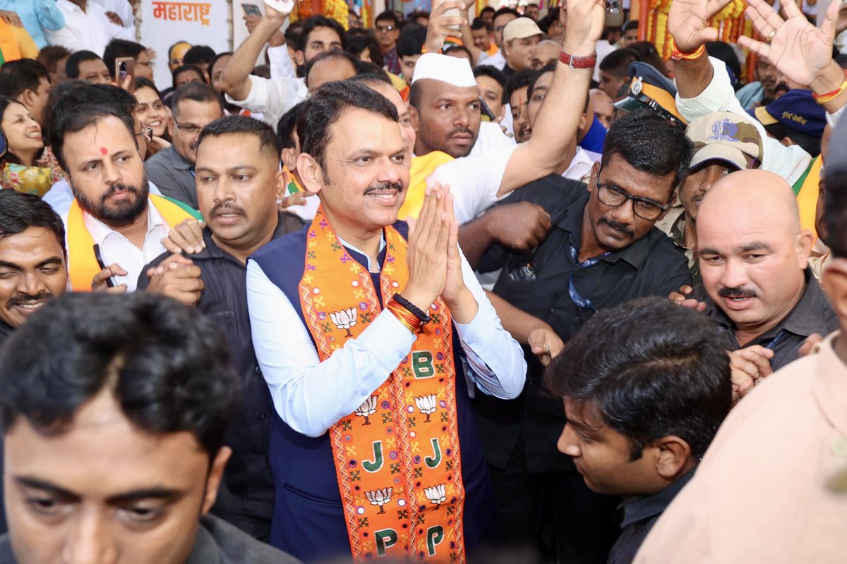 Dev_Fadnavis's tweet photo. Victory Celebration! ✌️

🕔 4.45pm | 23-11-2024📍Mumbai | संध्या. ४.४५ वा. | २३-११-२०२४📍मुंबई.

🪷 Celebrations on the grand, historic victory of BJP-MahaYuti in the Vidhan Sabha Election 2024
🪷 विधानसभा निवडणूक 2024 मधील भाजपा-महायुतीच्या ऐतिहासिक महाविजयानिमित्त जल्लोष

@BJP4Maharashtra @cbawankule @TawdeVinod @Pankajamunde @ShreeBharatiya @PrasadLadInd @keshavupadhye
#Maharashtra #ElectionResults #MahaYuti