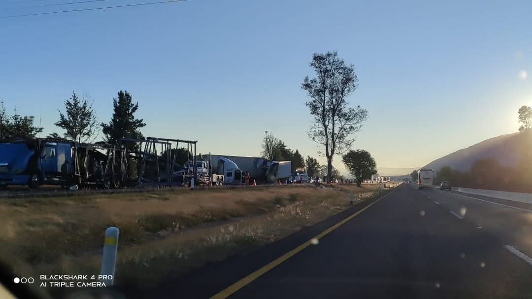 ⚠️ Se registra un accidente entre tres vehículos en la Autopista #Maravatío - #Atlacomulco kilómetro 143, en dirección a México, a la altura del municipio de Maravatío. El incidente está impidiendo el paso vehicular en la zona.