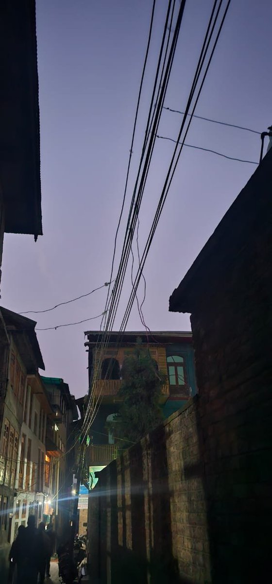 kpdcloffice's tweet photo. With an aim to protect DTs from damage in peak winter due to unsanctioned load, #ESD 📍 Pather Masjid has launched night inspections to remove hooking by smart-metered consumers on bare conductor: #KPDCL 
@diprjk @OfficeOfLGJandK @nasirsogami @DullooAtal @GreaterKashmir https://t.co/sjuKrUyRql