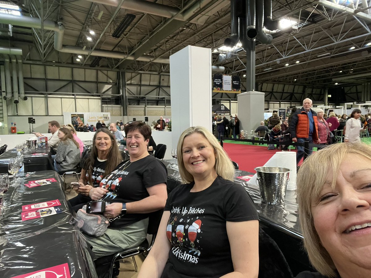 TracyDarlison's tweet photo. Had a fab weekend at Good Food show with @alexunsworth2 @shelleyjonessj and Julia
Lots of laughs wine tasting and got to meet the lovely @TVsAndyClarke and @jamesmartinchef 😁 https://t.co/aGCtxgDPy7