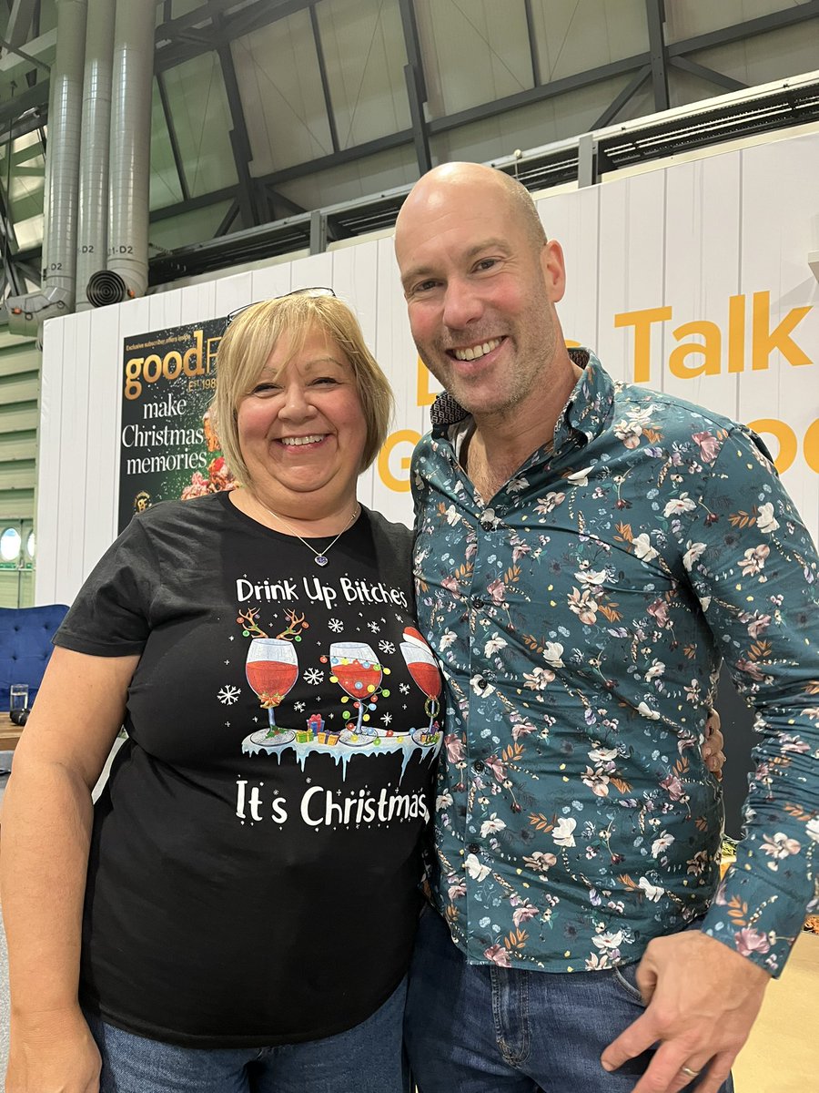 TracyDarlison's tweet photo. Had a fab weekend at Good Food show with @alexunsworth2 @shelleyjonessj and Julia
Lots of laughs wine tasting and got to meet the lovely @TVsAndyClarke and @jamesmartinchef 😁 https://t.co/aGCtxgDPy7