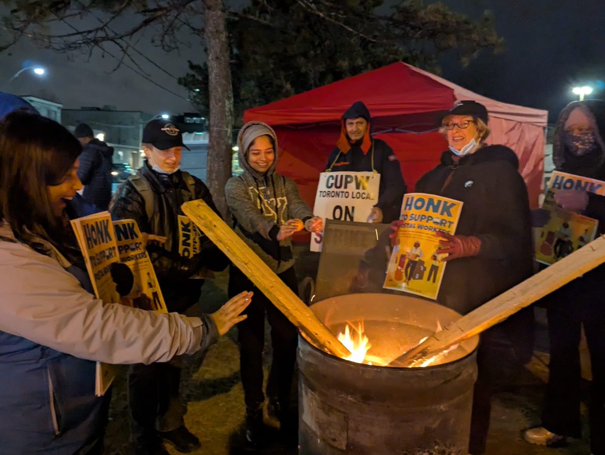 ✊🏾 An excellent picket line visit to #SupportPostalWorkers, on strike for good local jobs. 
💯 <a href="/cupw/">CUPW</a> is right to fight for equal pay for part-time &amp; temporary workers. Otherwise every new position will become low-wage &amp; precarious.  1/2 ...
#SupportPostalWorkers #Justice4Workers