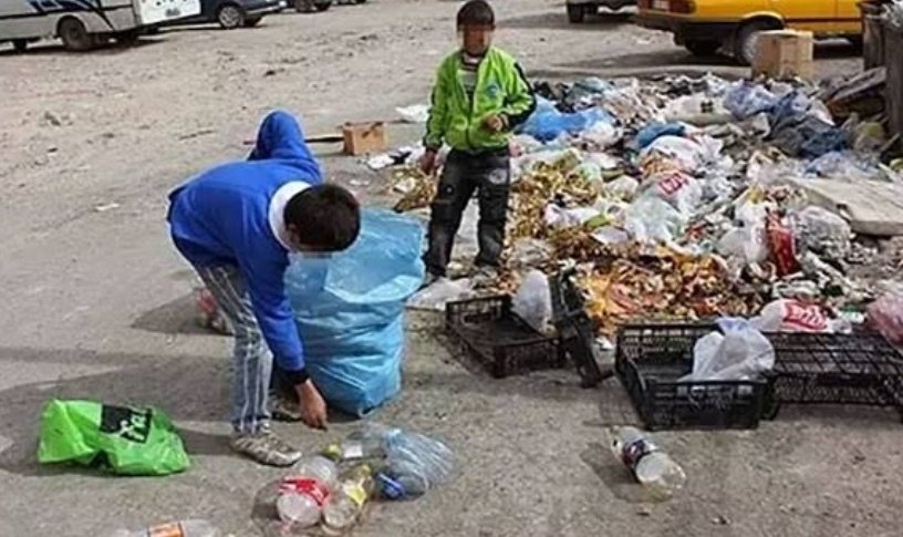 Dünya lideri olduk!
2022 de YOKSUL ÇOCUKLAR listesinde Kosta Rika birinciliği almıştı.
2024 te TÜRKİYE çocuklarda YOKSULLUK ve AÇLIKTA birinci oldu!
5.4 milyon çocuk AÇ!
OECD nin raporları böyle diyor. 
Büyük bir bölümü yeterli beslenemiyor.

SN. <a href="/Yusuf__Tekin/">Yusuf Tekin</a>  okullarda