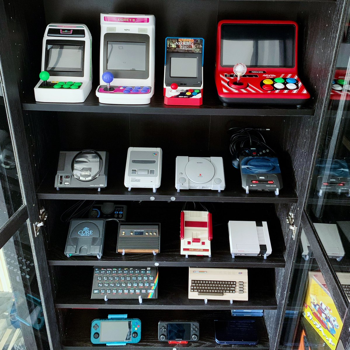 Marafont's tweet photo. Fotografia de Família: #astrocitymini #egretiimini #neogeomini #powkiddya12
#segamegadrivemini #snesclassicmini #playstationclassic #segamegadriveIImini
#pcenginemini #atari2600mini #famicommini #nesclassicmini
#thespectrum #c64mini
#retroidpocket3plus #rg351p https://t.co/eO3MqUoO2H