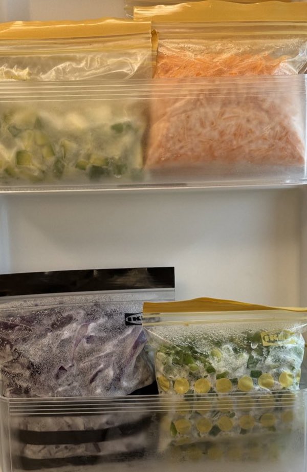 هذا هو جزء من الفريزر حقي بعد ماشريت المقاضي ورتبتها وبما أني موظفة وايضا ام وارجع غالبا متأخر من الدوام وأحب يكون الاكل من طبخ البيت على الأقل  اغلب الايام سويت أفكار تسهل علي وقررت أصورها لكم عشان تستفيدون أوعدكم باذن الله يفيد كل شخص ماعنده وقت بافكار منوعة ومختلفة بسم الله