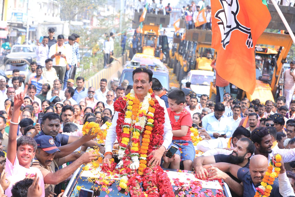 girishdmahajan's tweet photo. जामनेर विधानसभा मतदारसंघातील जनतेने सलग सातव्यांदा मला सेवेची संधी दिली. महायुतीच्या महाविजयात जामनेरकरांनी सिंहाचा वाटा उचलत मला दिलेला महाजनादेश मी विनम्रतापूर्वक स्वीकार करत आहे...

जनतेचा आदेश शिरसावंद्य मानून आपला लोकप्रतिनिधी म्हणून यापुढेही मी मतदारसंघाच्या सर्वांगीण प्रगतीसाठी वचनबद्ध आहे !
#MaharashtraElection2024 #MahaYuti #BJP #Maharashtra #Jamner