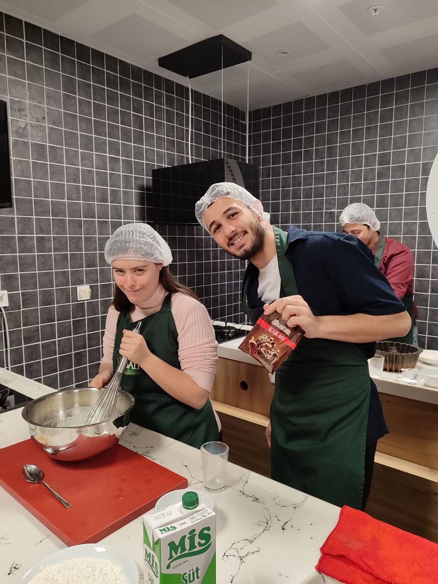 gencliksporbak's tweet photo. 📍Alsancak Gençlik Merkezi

Şefler iş başında!👩‍🍳👨‍🍳

Atatürk İnciraltı Yurdu öğrencilerimiz, özel gereksinimli çocuklarımızla mutfağa girdiler; birlikte aynı sofranın hikâyesini yazdılar!💙 https://t.co/8xhXyggrKy