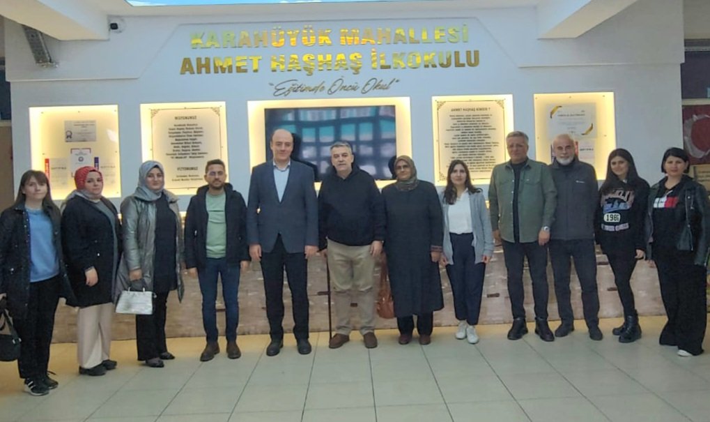 akpartimeram's tweet photo. Öğretmenler günü dolayısıyla İlçe Milli Eğitim Müdürümüz @mustafakoca42 ve Öğretmenlerimizi Yönetim Kurulu Üyelerimiz ile birlikte ziyaret edip 24 Kasım Öğretmenler Gününü kutladık .
#24KasımÖğretmenlerGünü
#BizimMeram https://t.co/AmZ5dbRxOJ