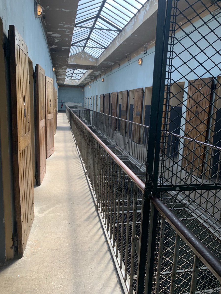 Grande nouvelle que l’entrée prochaine de l’historien #MarcBloch au #Pantheon. Le résistant a vécu ses dernières heures, avec ses compagnons, dans cette cellule de la prison Montluc, à Lyon.