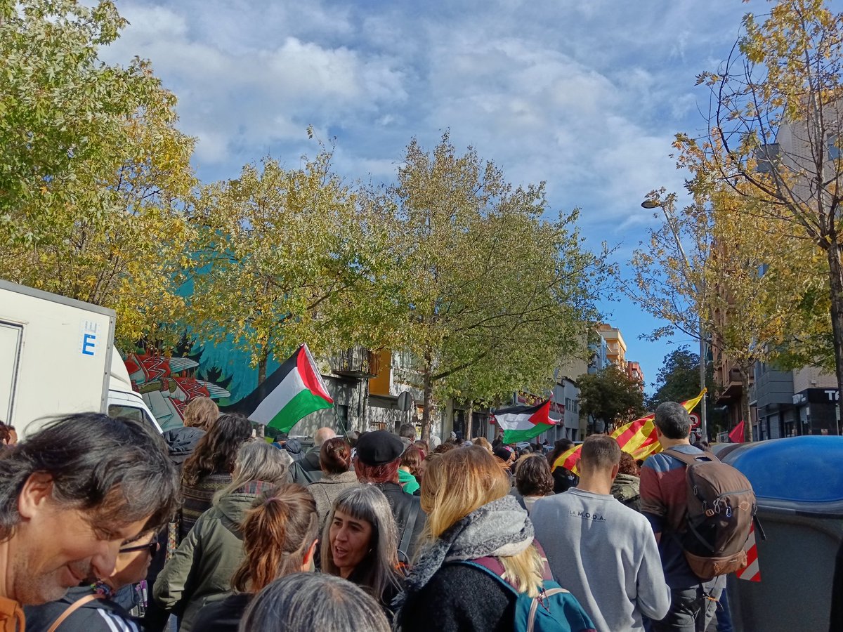 Presents a la manifestació d'aquest matí a Girona pel dret a un habitatge digne.

I a les 17h, ens trobem a la Plaça universitat de Barcelona.

<a href="/SindicatLloguer/">Sindicat de Llogateres i Llogaters</a> <a href="/SindicatGirones/">Sindicat d’Habitatge Girona</a> <a href="/Llogateres_Gi/">Sindicat de Llogateres de Girona</a>