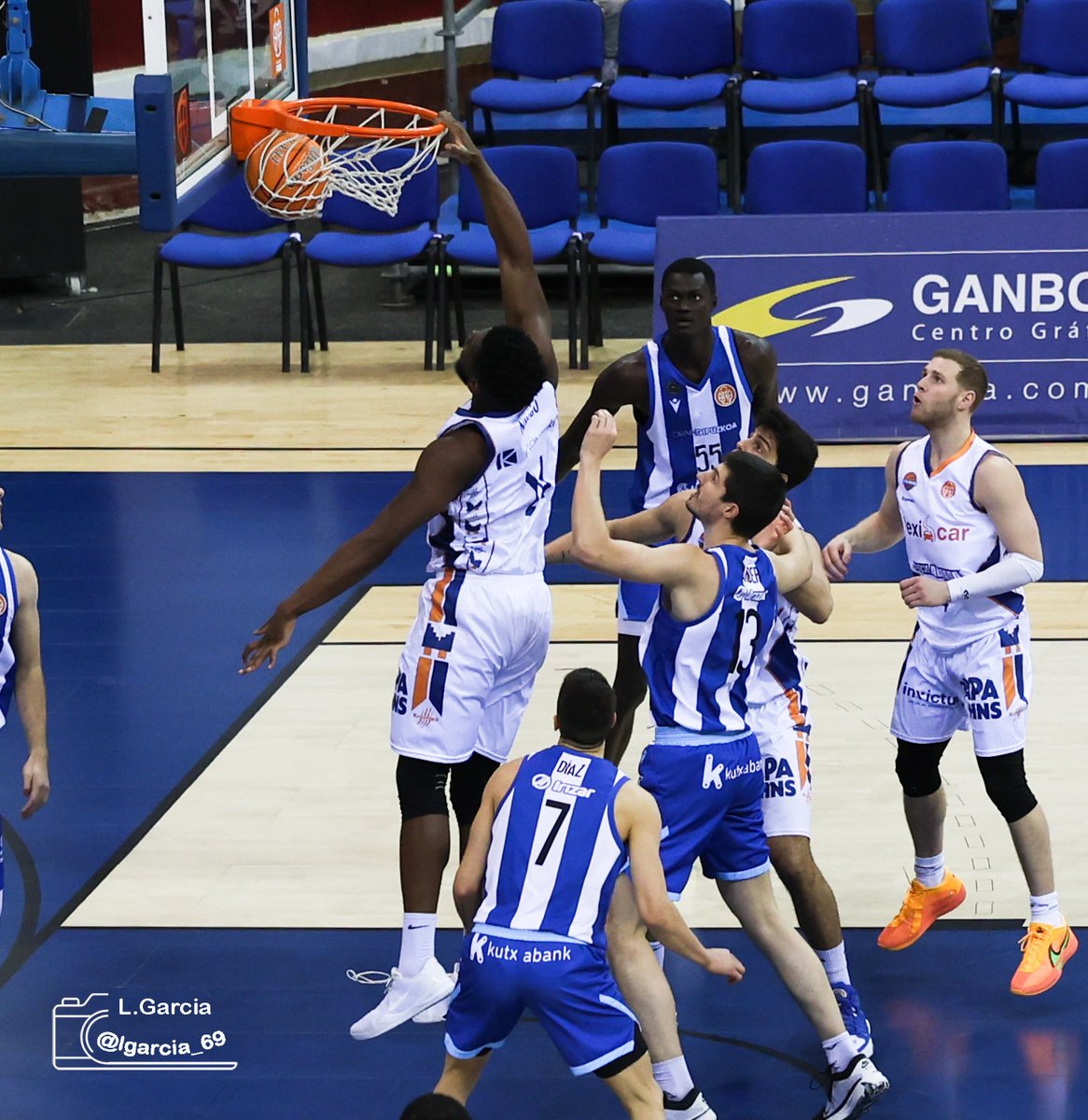 Partido <a href="/gipuzkoabasket/">Inveready Gipuzkoa Basket</a> @bfuenlabrada (71-81). Misma acción, dos puntos de vista. <a href="/CompeticionFEB/">CompeticionesFEB</a>  <a href="/BaloncestoESP/">Baloncesto España</a>  <a href="/Basketbasko/">Basketbasko</a>  <a href="/fgbaloncesto/">GSF</a>  <a href="/CanonEspana/">Canon España</a>  <a href="/canonistas/">canonistas</a>  <a href="/PocketWizard/">PocketWizard</a>