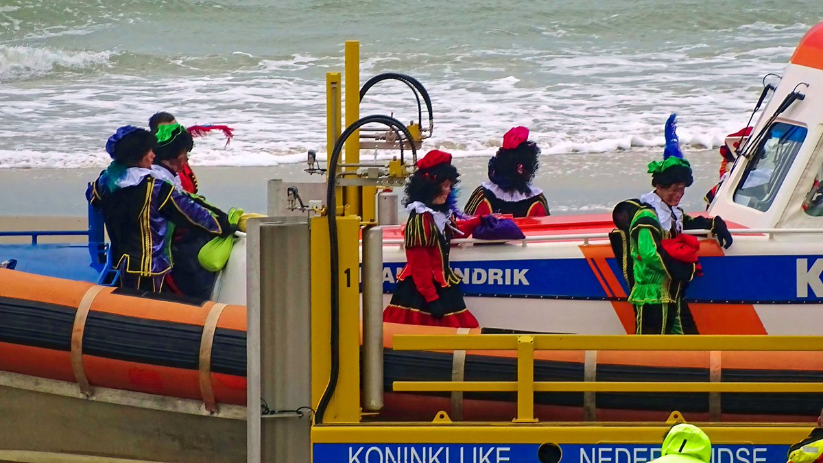 Sinterklaas aan land gebracht door <a href="/KNRM_Egmond/">KNRM station Egmond</a> #egmondaanzee <a href="/WilliamHuizinga/">William Huizinga</a> <a href="/nicolienkroon/">nicolienkroon</a> <a href="/onwukaa/">Amara Onwuka</a> <a href="/BuienRadarNL/">Buienradar</a> <a href="/mrmiddendorp/">Maurice Middendorp</a> @MarcdeJongRTL <a href="/MartijnDorrest1/">Martijn Dorrestein</a> <a href="/EmsWeather/">Magdel Erasmus</a> <a href="/helgavanleur/">Helga van Leur ☀</a> <a href="/jordiweerman/">Jordi Huirne</a> <a href="/marjondehond/">Marjon de Hond</a> <a href="/RTLOntbijtnws/">RTL Ontbijtnieuws</a> <a href="/RTLnieuws/">RTL Nieuws</a> <a href="/janvissersweer/">JAN VISSER</a> <a href="/NHNieuws/">NH Nieuws</a> <a href="/KNRM/">KNRM</a>