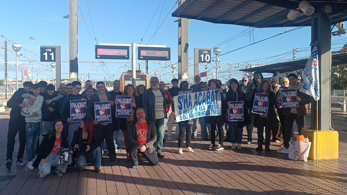 🚂 La columna <a href="/rod2sudcat/">R2 Sud Rodalies</a> ja ha sortit de l'estació de VNG!

✊🏽 Nombroses persones s'hi sumen en les diferents estacions camí a la mani #23N.

❤️‍🔥 Barcelona, prepara't #ShaAcabat!