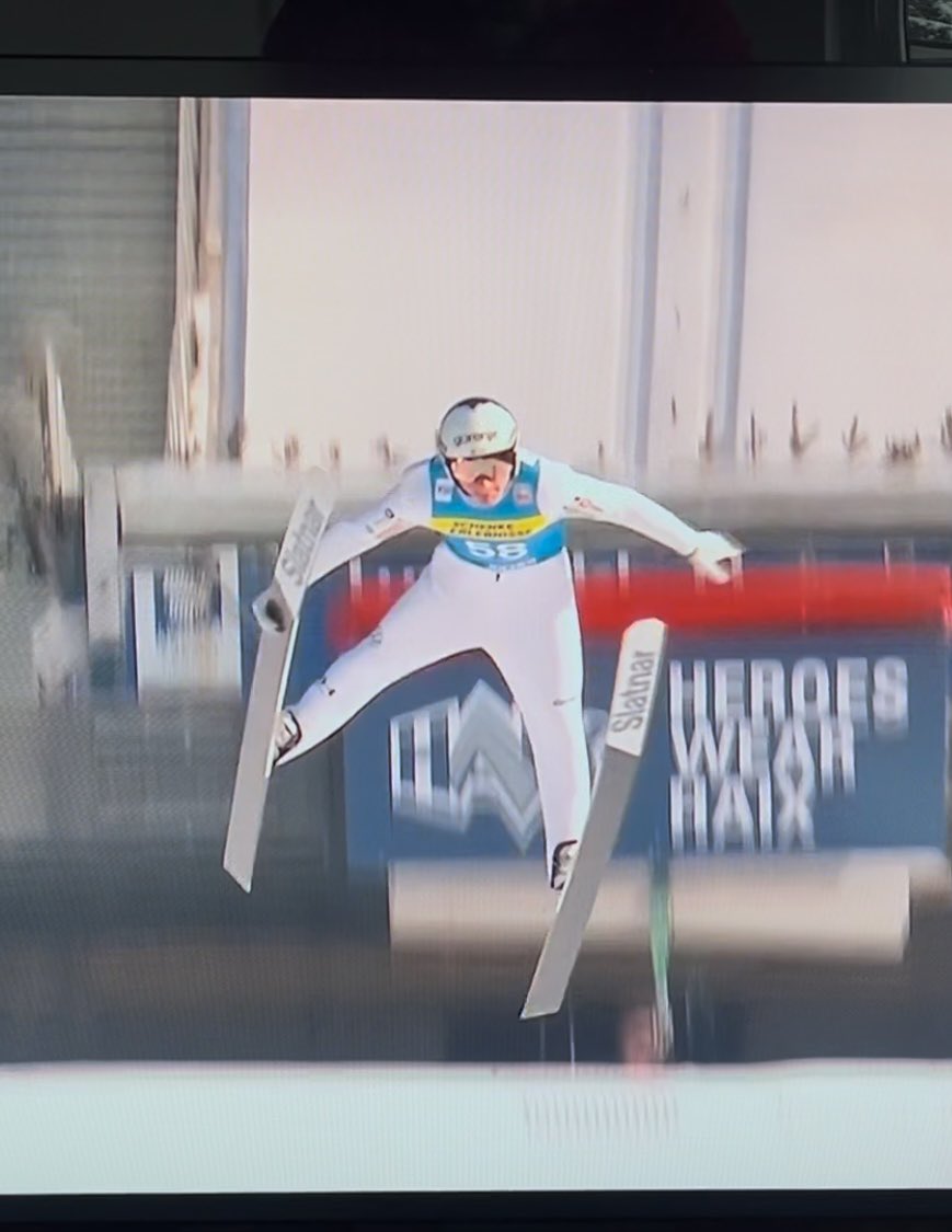 luckey_daniel's tweet photo. Wenn du nochmal kurz überprüfst, ob dein Techniker auch ordentlich gewachst hat
#skispringenbeieurosport https://t.co/xH8zcTE2BC