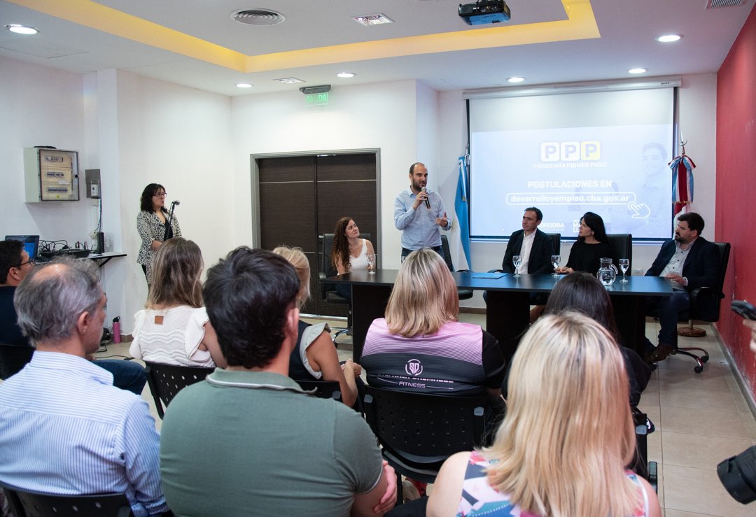agenciacbajoven's tweet photo. En Córdoba, hace 25 años que el #ProgramaPrimerPaso🚀 genera nuevas oportunidades.
Estuvimos en Villa Huidobro y Laboulaye, para contarles a los jóvenes un poco más acerca de esta iniciativa que les permitirá tener su primera experiencia laboral👇 https://t.co/Qczdtwnv7m