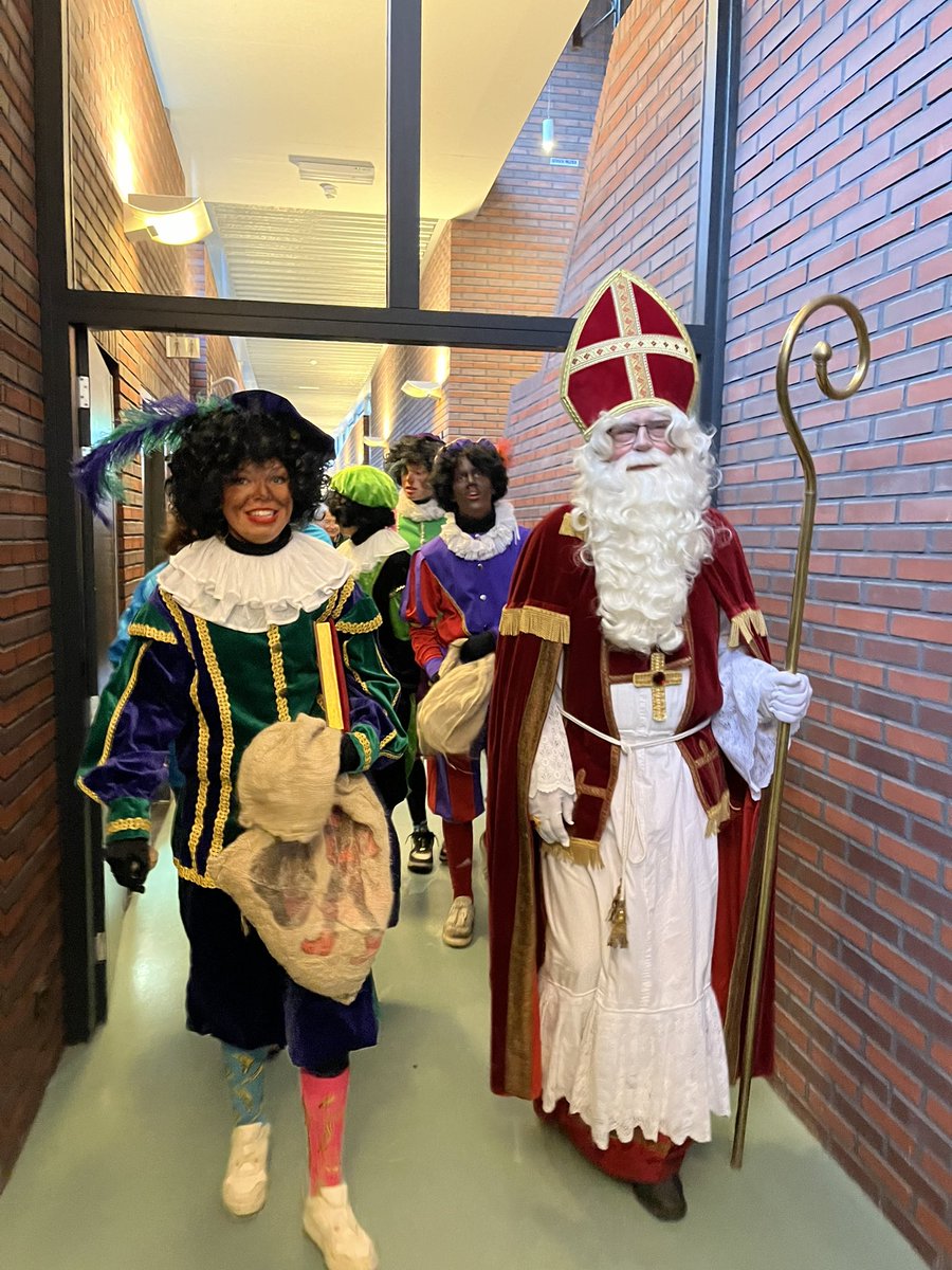 Carla Breuer 🌷 (@carlabreuer) on Twitter photo Omdat de Koudenhoornbrug niet open kon was het heel spannend of Sinterklaas dit jaar kon aankomen in #Warmond. Twee Pieten zijn Sinterklaas gaan zoeken en hebben de roerganger de weg gewezen. Er was ook dit jaar volop aandacht voor ieder kind. Een prachtige intocht <a href="/WarmondVwf/">Vwf warmond</a> Omdat de Koudenhoornbrug niet open kon was het heel spannend of Sinterklaas dit jaar kon aankomen in #Warmond. Twee Pieten zijn Sinterklaas gaan zoeken en hebben de roerganger de weg gewezen. Er was ook dit jaar volop aandacht voor ieder kind. Een prachtige intocht <a href="/WarmondVwf/">Vwf warmond</a>