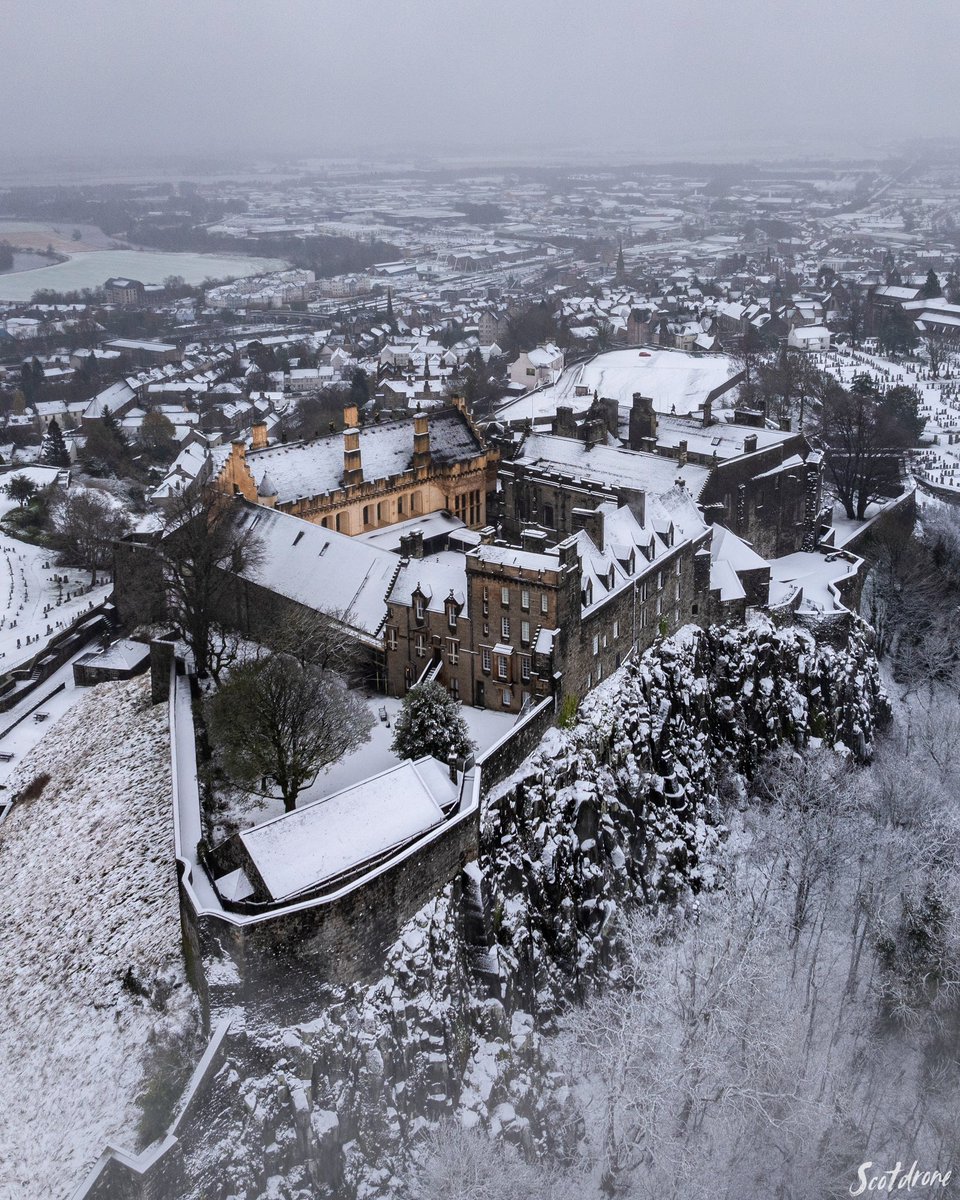 The majestic Stirling Castle today in the snow ☃️🌨️🏴󠁧󠁢󠁳󠁣󠁴󠁿 #snow #stirling #castle #scotland #visitscotland