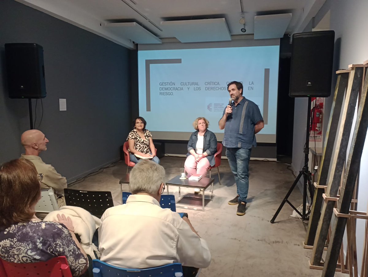 RGC_Ediciones's tweet photo. Ayer en el #CCEBA cerramos por el ciclo de conferencias "Redes de Gestión Cultural. Derechos Culturales por un Futuro Común", esta vez con una invitada de lujo, @LaPao_delaVega, quién presentó su libro "Genealogías para una gestión cultural crítica", acompañada por Paula Mascias. https://t.co/aOmLD076y1