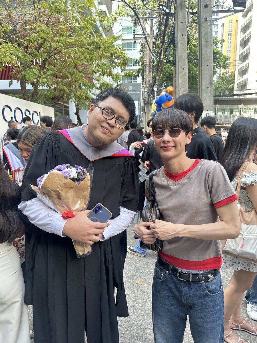 PGunatthaphan's tweet photo. ได้ถ่ายรูปกับพี่ชายแล้ว😭 พี่กันบอกคอนแกร้ทด้วยคับ ผมจบปริญญาโทแล้วนะครับพี่ชายขอบคุณสำหรับกำลังตลอดการเรียนนะครับพี่กัน💚เพราะตลอดเวลา13ปีที่ผมเป็นแฟนคลับและแฟนบอยและพี่คือหนึ่งในแรงบันดาลใจและกำลังใจของผมตลอด13ปี รักพี่เสมอนะครับพี่ชาย #กันอรรถพันธ์  @AtthaphanP https://t.co/s3Gty9KAbC