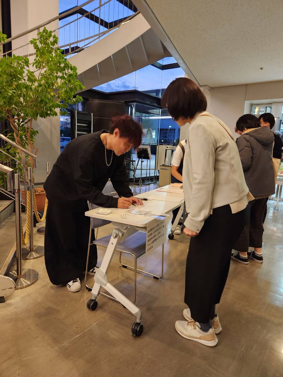 mayudonsuke's tweet photo. 染谷俊さんの力強いピアノ、初めて聴かせて頂きました。めちゃめちゃ感動してCD購入。サインして頂きました〜
#LIVEin知多
#染谷俊 https://t.co/VY6TTqmzUM