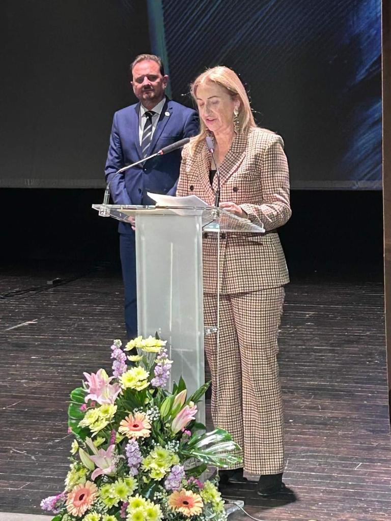 MariaJesusBolta's tweet photo. Anit, a #Silla, agraint el #Porrot d'Honor de les #LletresValencianes. Un acte molt, molt entranyable, presentat per @AitanaFerrer i acompanyat amb la música d' @AndreuValor . Gràcies, autoritats, amics i amigues de Silla. Sou un orgull de poble valencià. https://t.co/BkMfVmg2NL