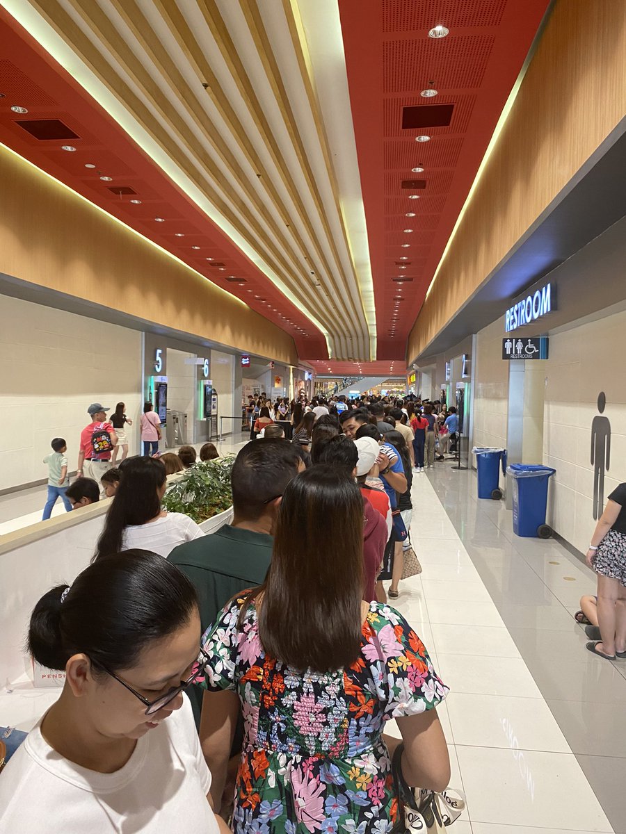 Sa second week na ako manonood ng #HelloLoveAgain para di na ganun kahaba pila.

Yung pila…… 🙄