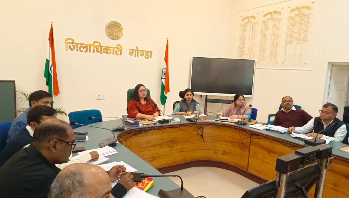 Gonda_Public's tweet photo. गोंडा जिलाधिकारी नेहा शर्मा एवं मुख्य विकास अधिकारी अंकिता जैन ने कलेक्ट्रेट सभागार में की जिला स्वास्थ्य समिति की मासिक समीक्षा बैठक @ChiefSecyUP @CMOfficeUP @UPGovt @myogiadityanath @dmgonda2 @InfoDeptUP https://t.co/10qeK9IifG