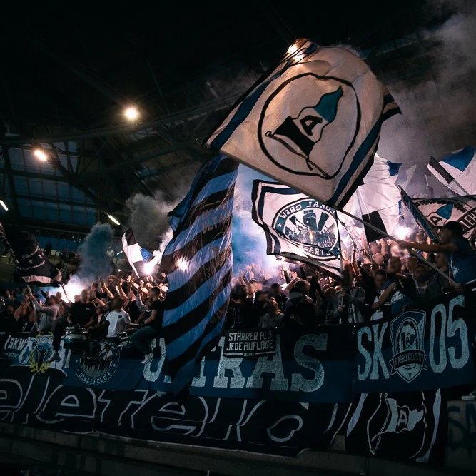 Saison 2024/2025, 3. Liga,
15. Spieltag, Rostock-Bielefeld ⚽
Heute Auswärtsspiel im Ostseestadion. Diese Begegnung hat es in sämtlichen Profiligen, sowie im DFB-Pokal gegeben. Heute die Neuauflage vor großer Kulisse und mit knapp 1.500 schwarz-weiß-blauen Fans im Rücken. ⚫⚪🔵