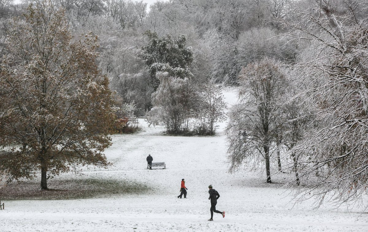 Queen's Park in the Southside of Glasgow, Saturday 23rd November 2024. Photographed for <a href="/heraldscotland/">The Herald</a> <a href="/Glasgow_Times/">Glasgow Times</a> <a href="/ScotNational/">The National</a> #StormBert #stormhour #snow