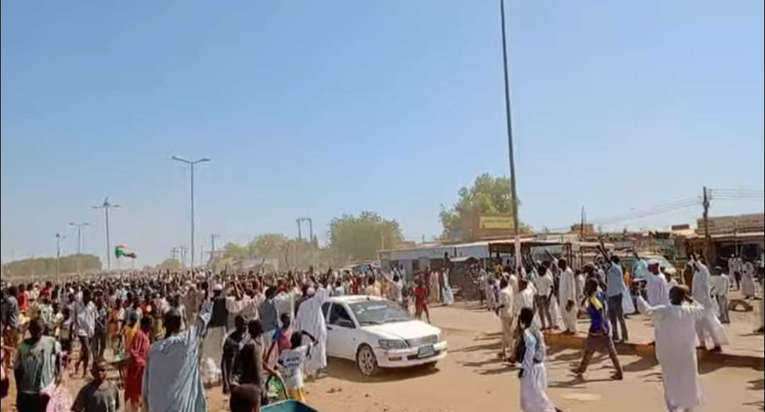 hashsudan's tweet photo. 🟢إحتفالات في مدينة #سنار بعد تحرير القوات المسلحة السودانية #سنجة 

فتح من الله ونصر قريب 🇸🇩🇸🇩 https://t.co/M9Qr6DjDOH
