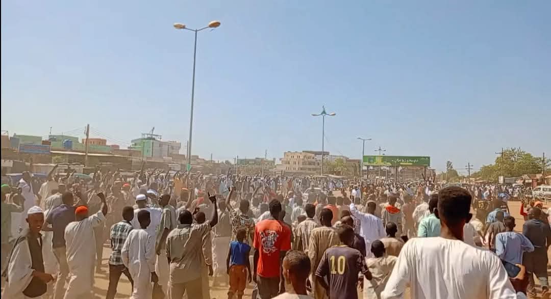 hashsudan's tweet photo. 🟢إحتفالات في مدينة #سنار بعد تحرير القوات المسلحة السودانية #سنجة 

فتح من الله ونصر قريب 🇸🇩🇸🇩 https://t.co/M9Qr6DjDOH