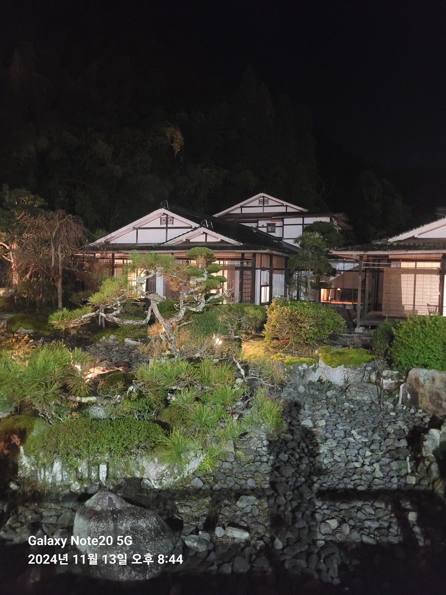 료칸호텔
이쁘다 동네 개울도 온천물
새벽에 산책중 홀딱벗은 동네 아저씨들 온천욕중
누가보던 상관않함