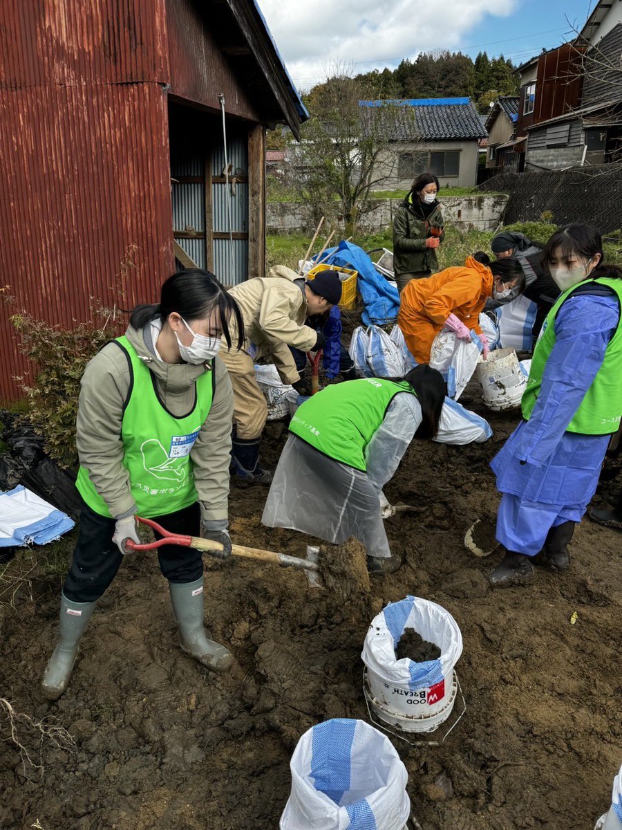 youth_fund0101's tweet image. ▼▼現地から3️⃣0️⃣▼▼
11/23(土)
本日から6名の学生が輪島市で活動しています。
今日は土砂の撤去作業を行いました。

#ユース災害ボランティア基金
#風に立つライオン基金
#BOSAIEdulab
#令和6年能登半島地震・豪雨
#大学生
#災害ボランティア
#ボラサポる
