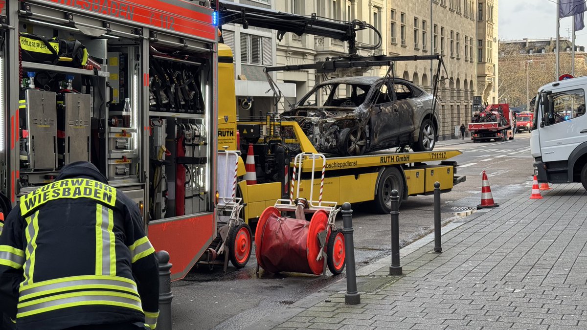 FeuerwehrWI's tweet photo. Der ausgebrannte PKW wurde aus der Tiefgarage geborgen. Unsere Einsatzmaßnahmen werden beendet. ^jh https://t.co/uDUBmz0fpj