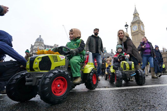 riotgrandma72's tweet photo. 🚜🙄🚜🙄🚜🙄🚜
So here’s my question:
What ‘lesson’ is being taught to these kids?
Coz last week Tues was a school day and they can’t all have been ‘sick’
They have learned that Undermining teachers, breaking the law is ‘fine’.
Will parents be fined?
#clarkson #farmingprotest https://t.co/B1oUH5nLA4