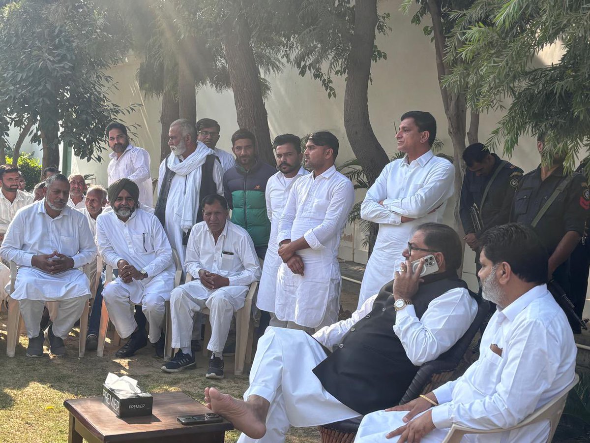 AbhaySChautala's tweet photo. आज सिरसा निवास पर विभिन्न हलकों से आए हुए अपनों से मुलाकात की एवं उनकी समस्याओं को सुनने के साथ-साथ निवारण हेतु संबधित अधिकारियों को निर्देश दियें। https://t.co/lbH9qLzARZ