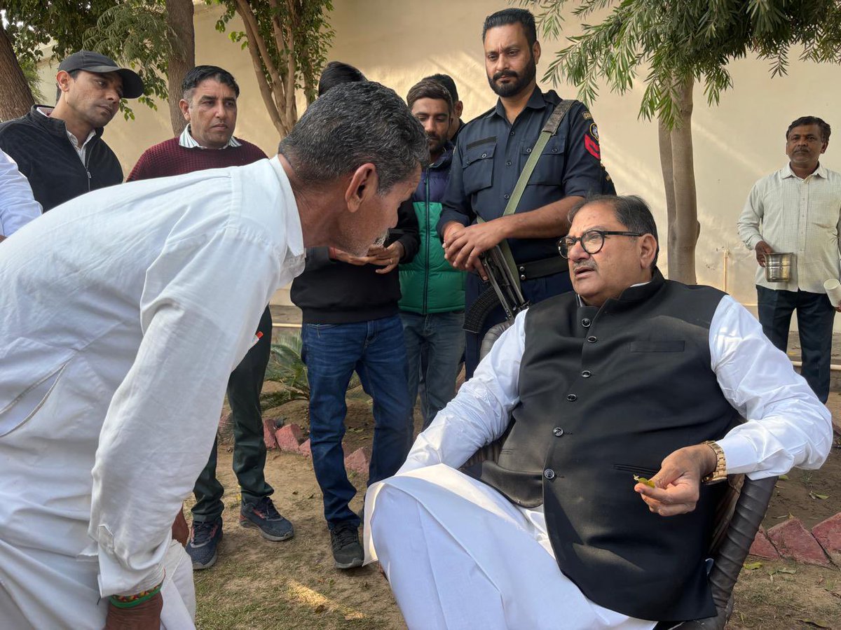 AbhaySChautala's tweet photo. आज सिरसा निवास पर विभिन्न हलकों से आए हुए अपनों से मुलाकात की एवं उनकी समस्याओं को सुनने के साथ-साथ निवारण हेतु संबधित अधिकारियों को निर्देश दियें। https://t.co/lbH9qLzARZ