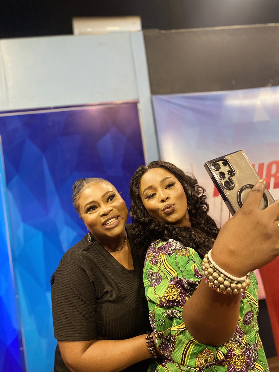 TVCconnect's tweet photo. Selfie full everywhere with the correct ladies of #yourviewpidgin. From the selfie queen @damilolabanire @abigailgogo to the mama photographer @chikaokekejw and her model @princessuvbi, all of dem dey shine.

#tvcentertainment  
#yourviewpidginontvc https://t.co/yYm10K5z5D