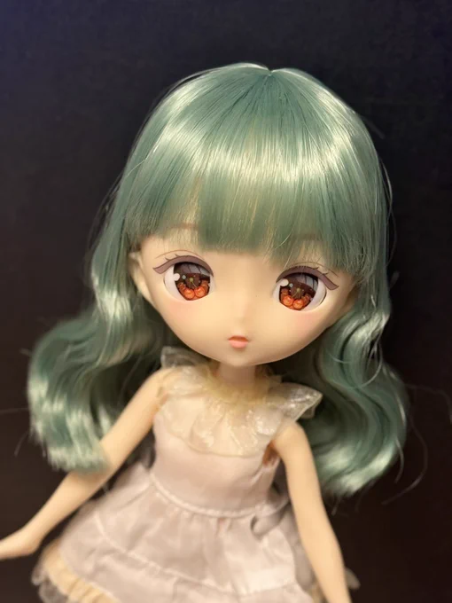 髪色がメロンソーダちゃんに近いので同じアイを入れたら似るかな?と想像してたけどそんなに似ていなくてドールの面相の奥深さを感じる面白い!どちらも可愛い#Harmoniabloom #ニアハルモニア 