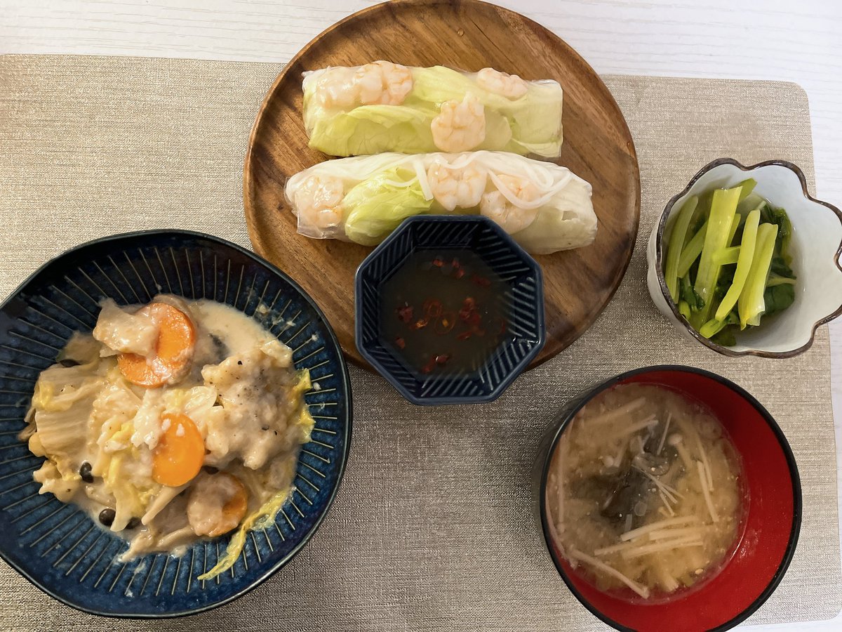 gleensunlight's tweet photo. 11/4月

朝
エレン

昼
おにぎり
エレン

夜
チキンラーメン🍳
生春巻き
鱈のクリーム煮
小松菜の浅漬け
きのこのお味噌汁 https://t.co/VlG5Hghkdr