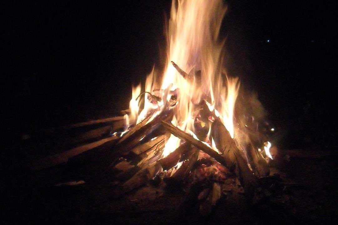 انتشر مع دخول الشتاء مقاطع لطرق تساعد على إشعال النار، مثل خلط الصابون أو الفلين مع البنزين
هذه الطرق قد ينتج عنها أدخنة سامة أو مسرطنة طالما أنها لم تختبر من قبل متخصصين
لذلك يفضل استخدام المنتجات المخصصة لذلك فعلى الغالب أنها آمنة وتم إختبارها