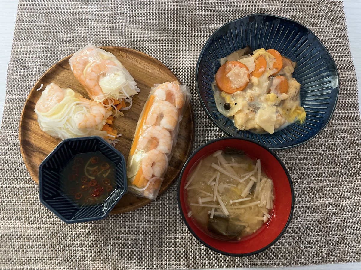 gleensunlight's tweet photo. 11/5火

朝
エレン

昼
おにぎり
エレン

夜
生春巻き
鱈のクリーム煮
きのこのお味噌汁 https://t.co/BzW8Cb1sFQ